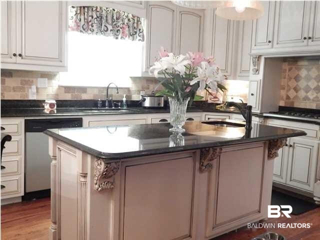 2501 Spring Hill Avenue Mobile, AL 36607 - Photo 4 of 24