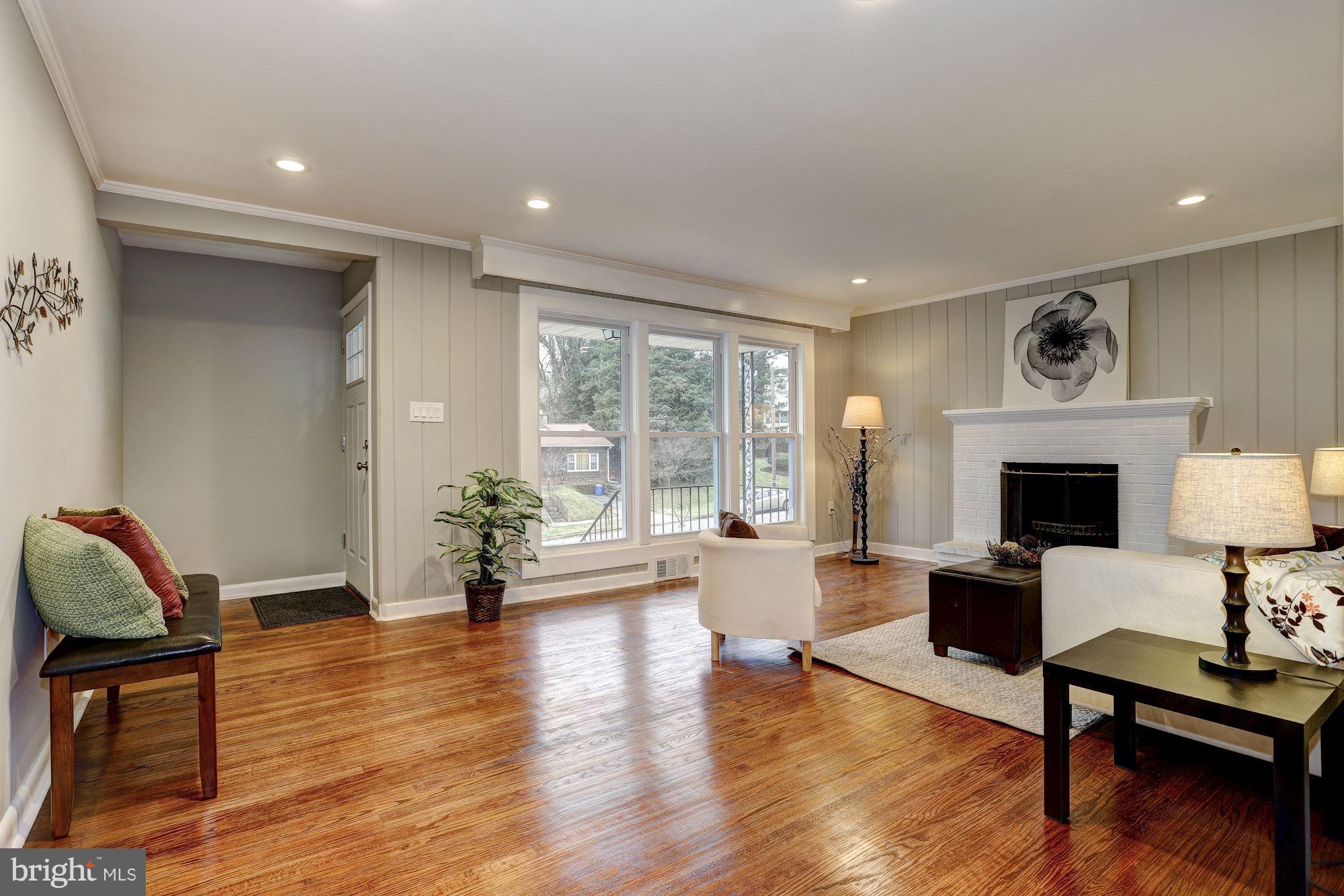 MOVE IN READY - THE HEART OF GLENDALE
