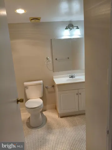 $1,950 | 423 Christopher Avenue, Unit 19, Gaithersburg, MD 20879