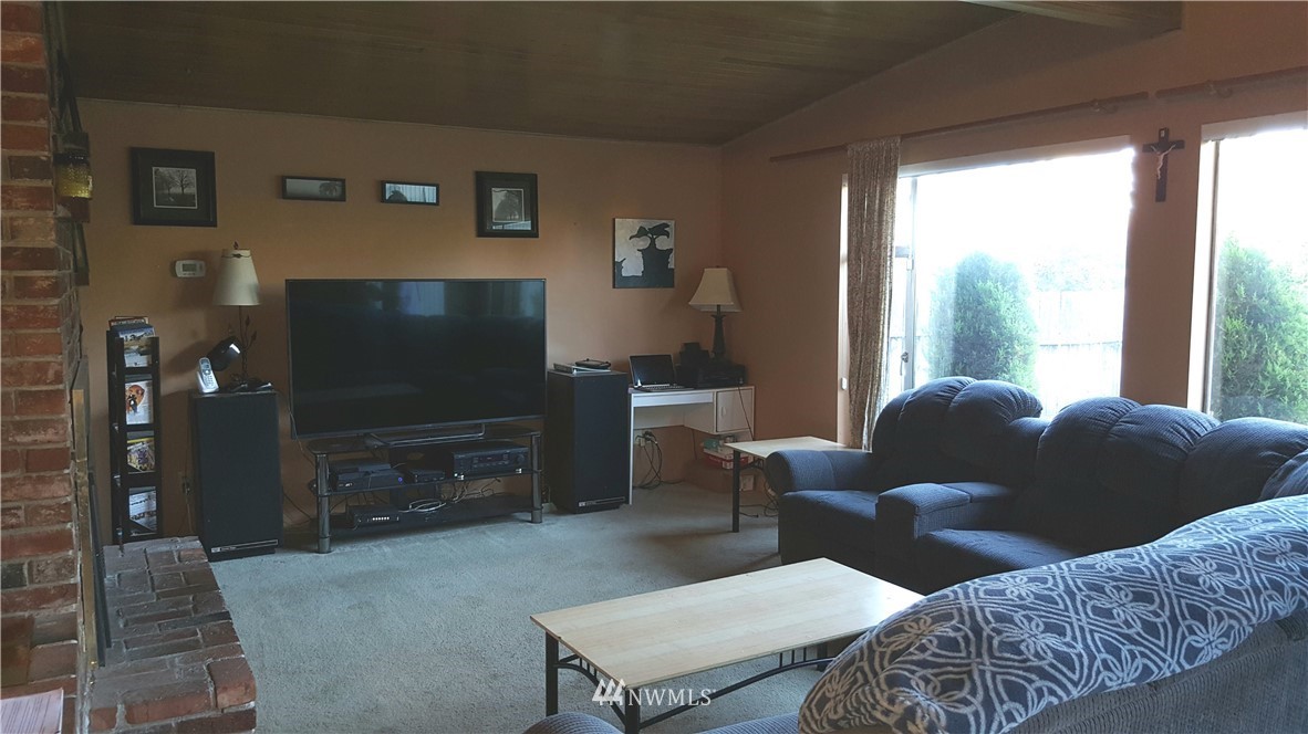 7606 206th Street Southwest Edmonds, WA 98026 - Photo 3 of 13 Gallery Image 3