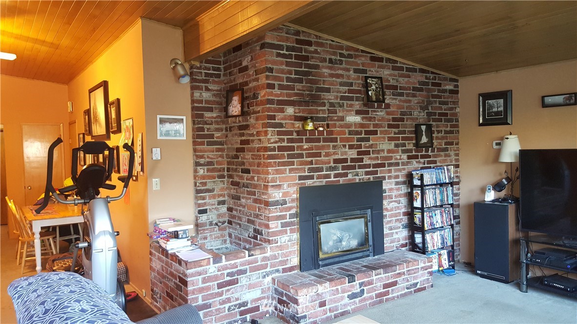 7606 206th Street Southwest Edmonds, WA 98026 - Photo 4 of 13 Gallery Image 4