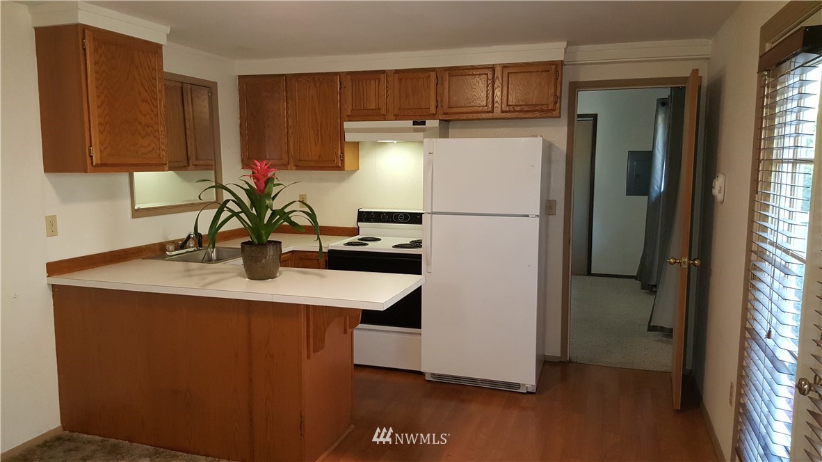 7606 206th Street Southwest Edmonds, WA 98026 - Photo 10 of 13 Gallery Image 10