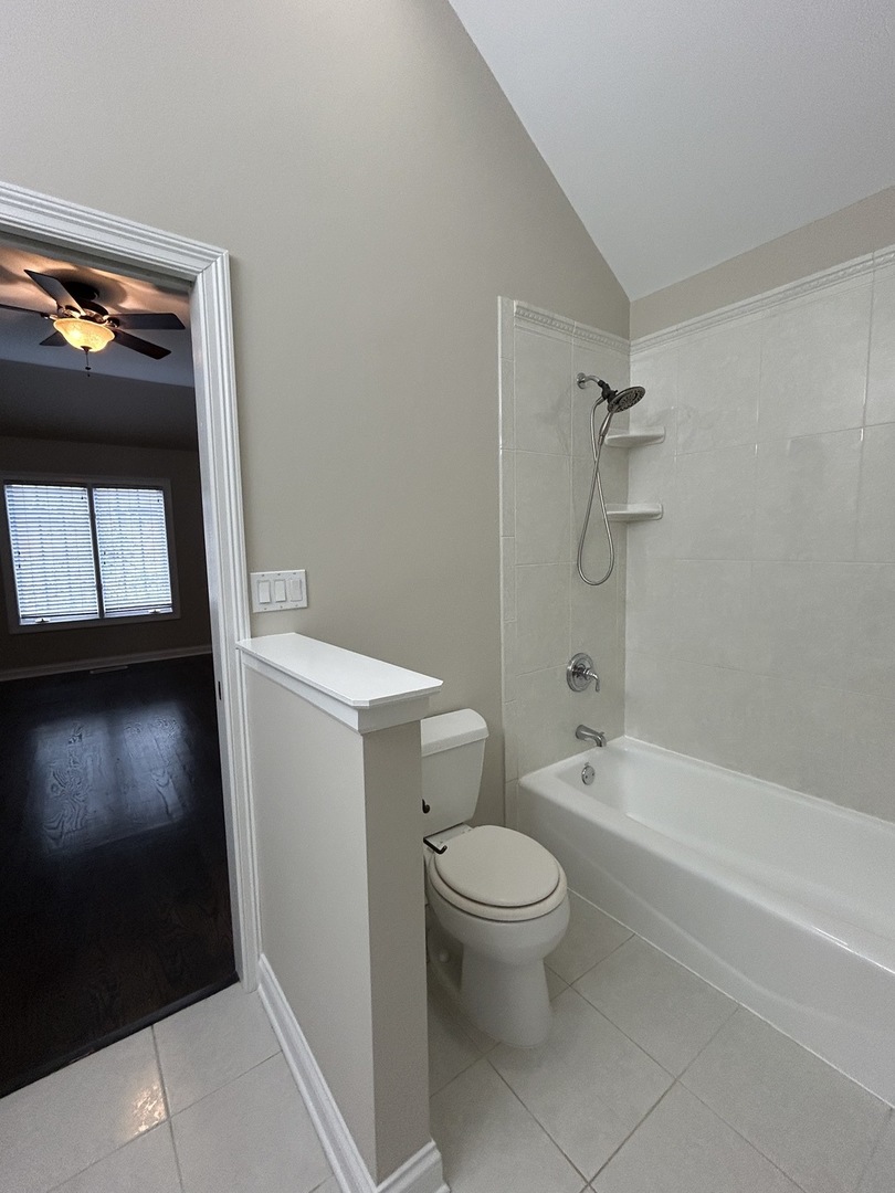 3932 Bluejay Lane Naperville, IL 60564 - Photo 34 of 50 a bathroom with a toilet a sink and bathtub