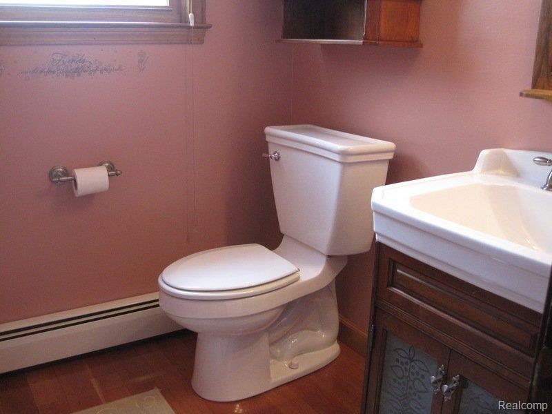 365 Reymont Road Waterford, MI 48327 - Photo 8 of 34 Half Bath