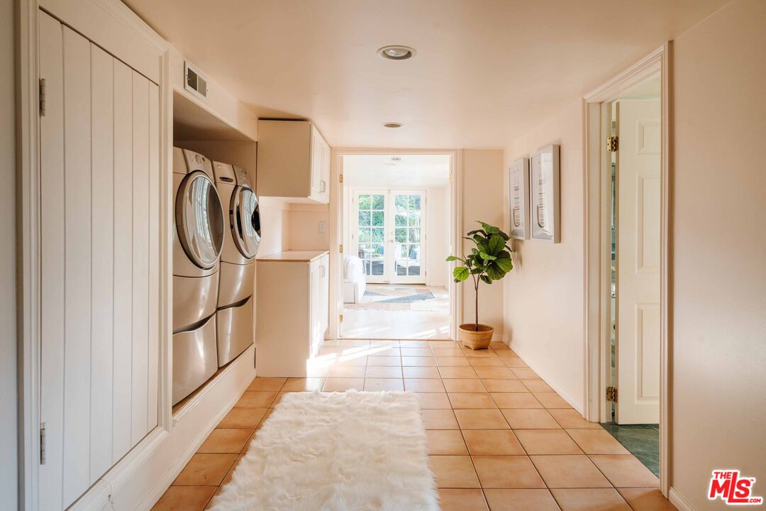 21580 Encina Road Topanga, CA 90290 - Photo 25 of 38 a view of a walk in closet