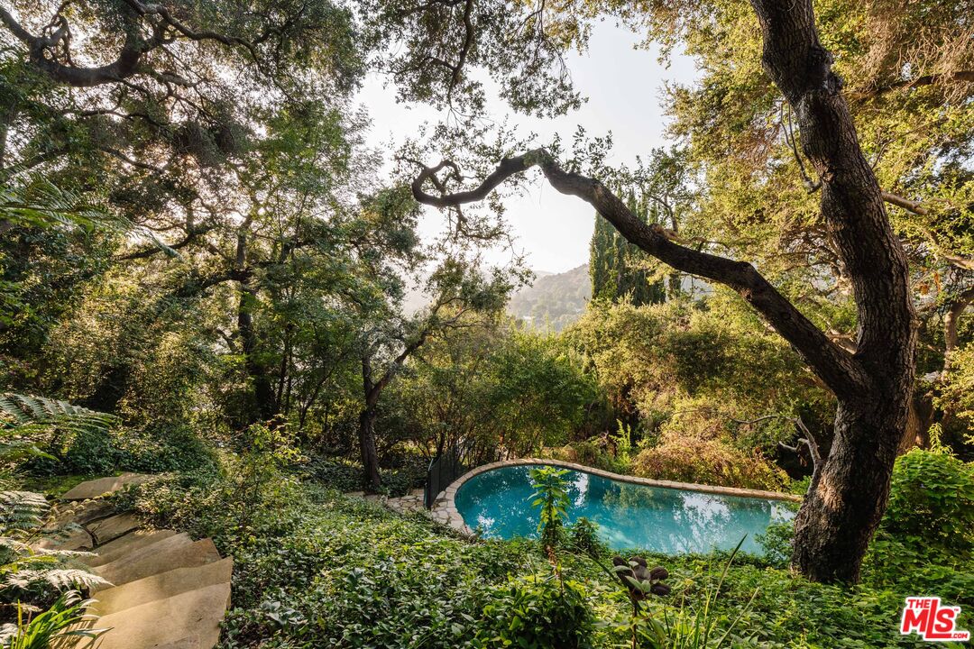 21580 Encina Road Topanga, CA 90290 - Photo 30 of 38 a backyard of a house with lots of green space