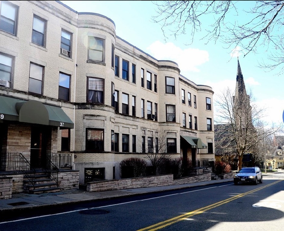 37 St Paul Street, Unit 3 Brookline, MA 02446 - Photo 4 of 7