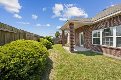 a view of a house with backyard and porch