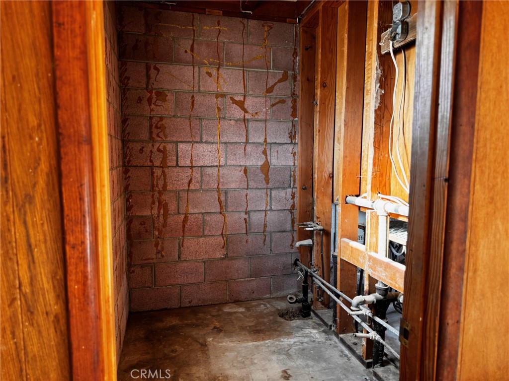 6615 Thunder Road Twentynine Palms, CA 92277 - Photo 12 of 14 a bathroom with a shower and a sink