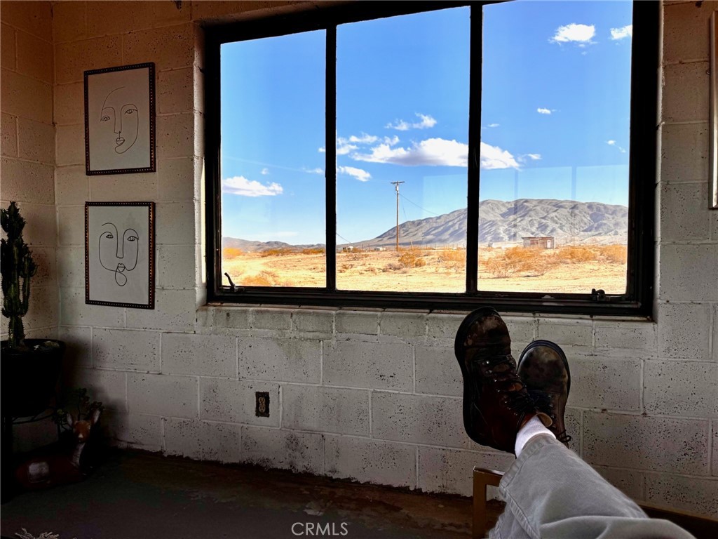 6615 Thunder Road Twentynine Palms, CA 92277 - Photo 8 of 14 a bathroom with a window