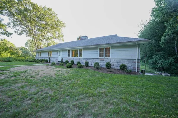 a view of a house with backyard and garden