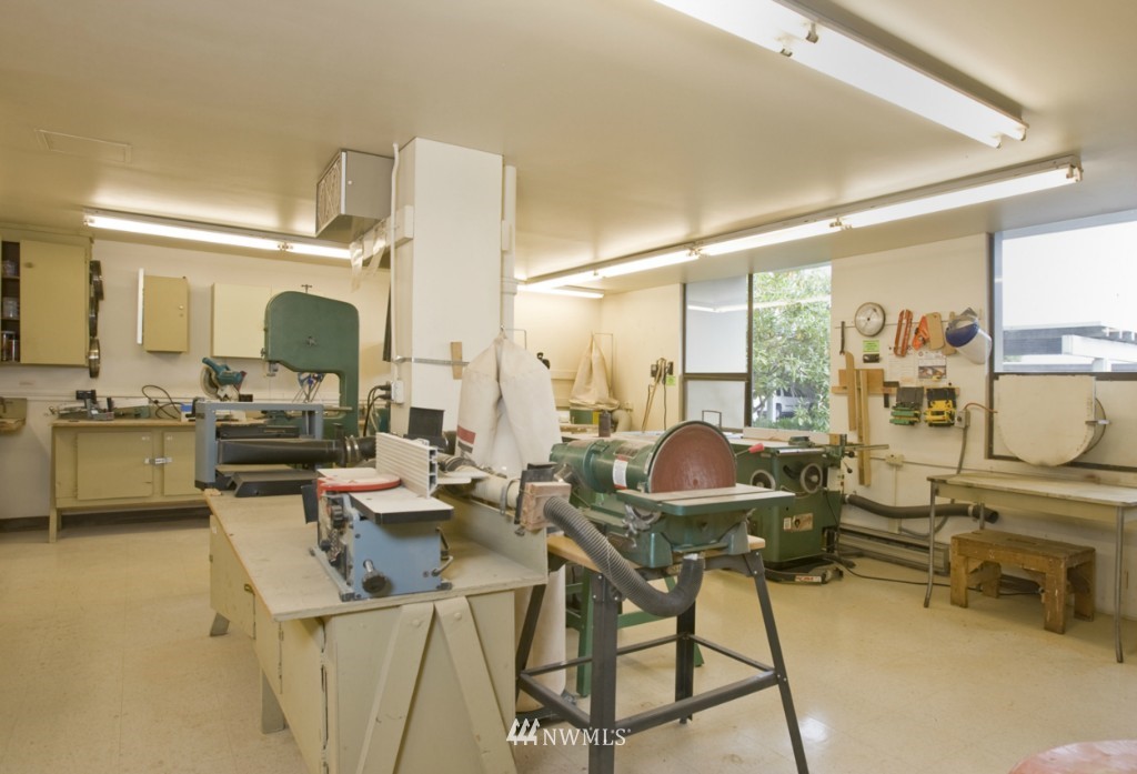 6535 Seaview Avenue Northwest, Unit 601B Seattle, WA 98117 - Photo 16 of 17 a room with a large mirror and furniture