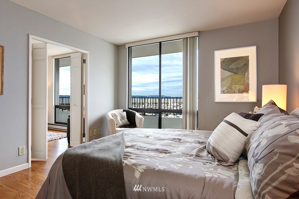 6535 Seaview Avenue Northwest, Unit 601B Seattle, WA 98117 - Photo 8 of 17 a bedroom with a large bed and a large window