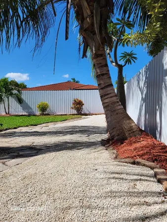 a view of a backyard