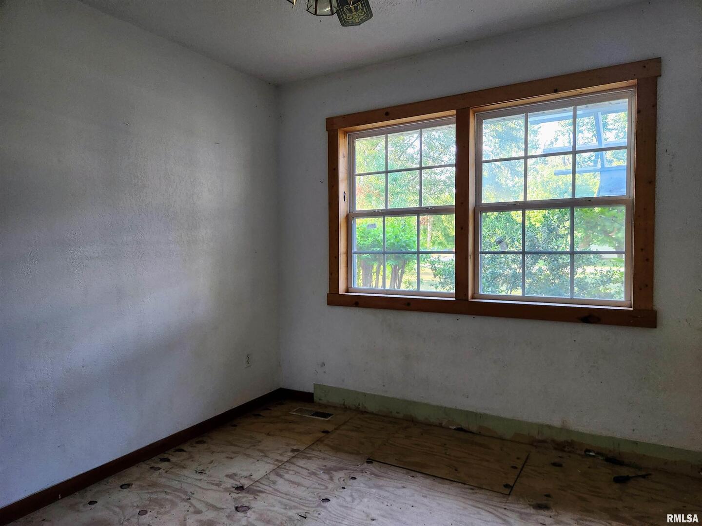 5628 Coal Street Sesser, IL 62884 - Photo 24 of 62 an empty room with a window