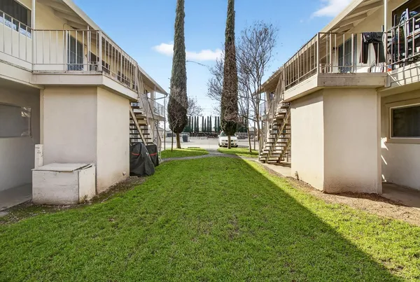 a view of a back yard of the building