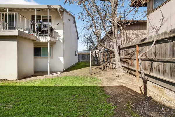a view of an house with backyard