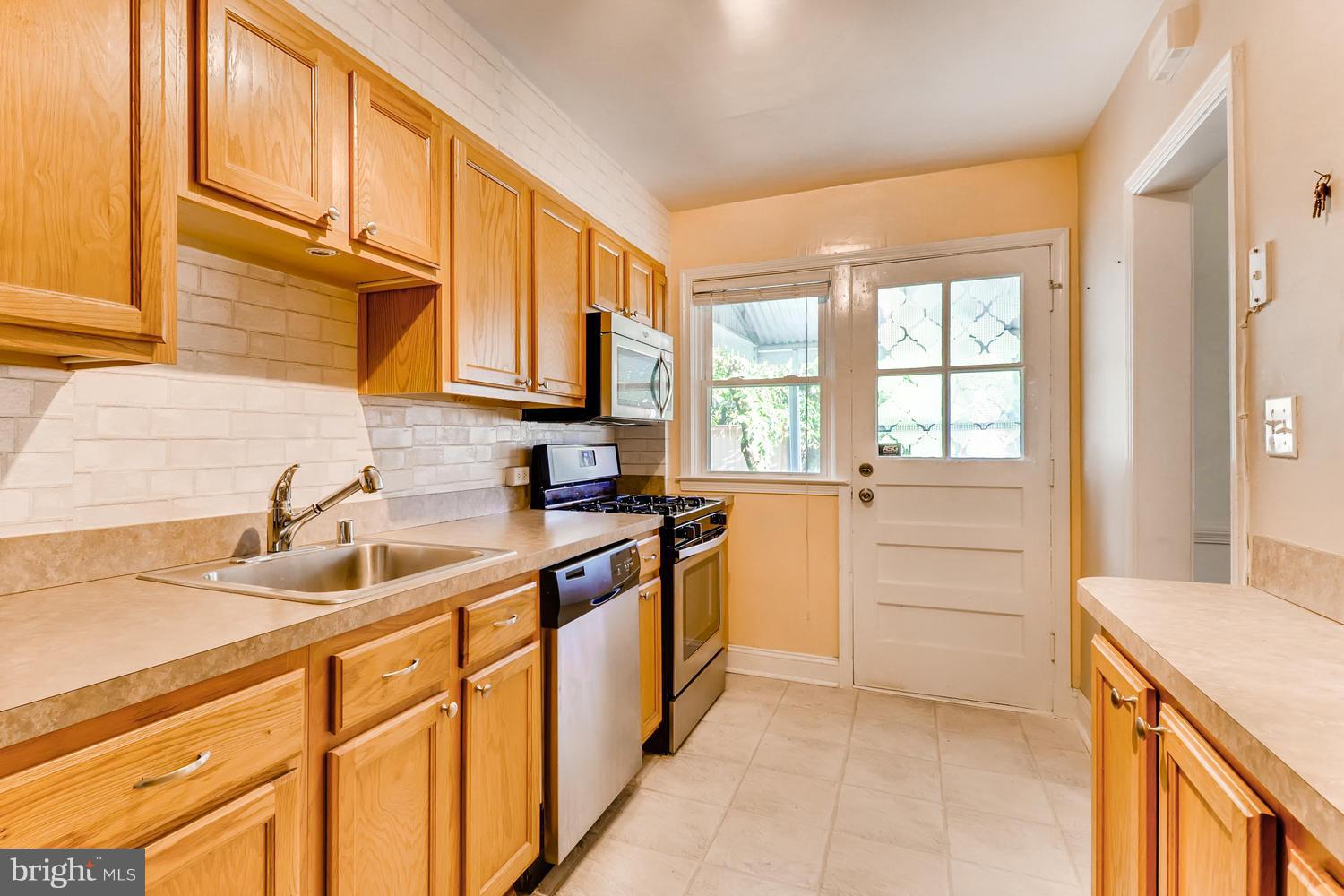 6611 Frederick Road Baltimore, MD 21228 - Photo 11 of 27 Kitchen