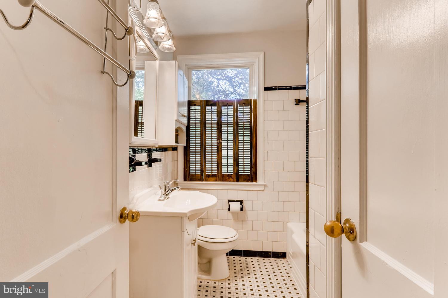 6611 Frederick Road Baltimore, MD 21228 - Photo 12 of 27 Bath