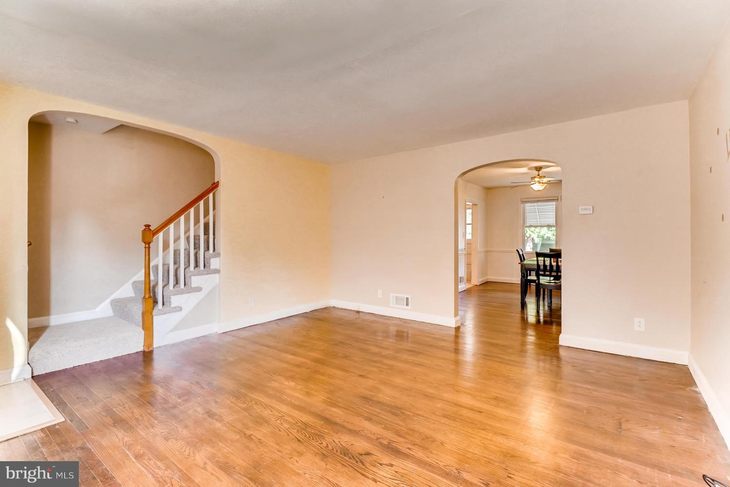 6611 Frederick Road Baltimore, MD 21228 - Photo 3 of 27 Living Room