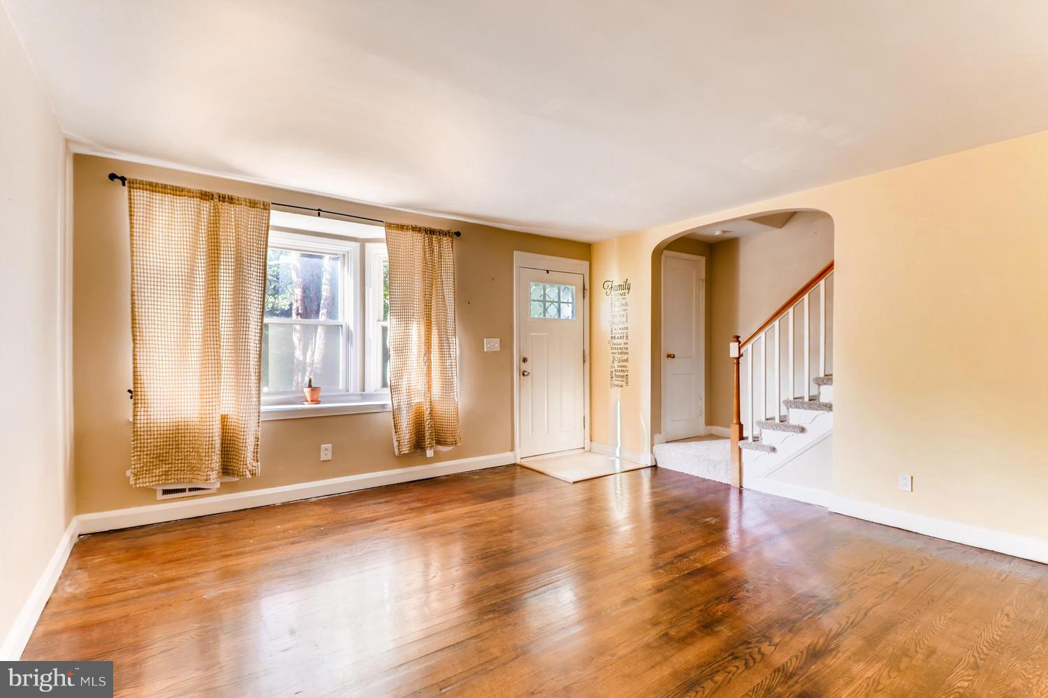 6611 Frederick Road Baltimore, MD 21228 - Photo 4 of 27 Living Room