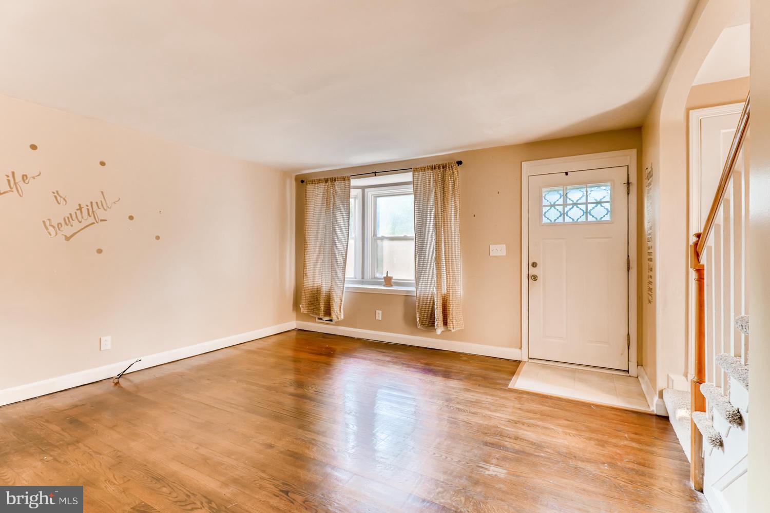 6611 Frederick Road Baltimore, MD 21228 - Photo 5 of 27 Living Room