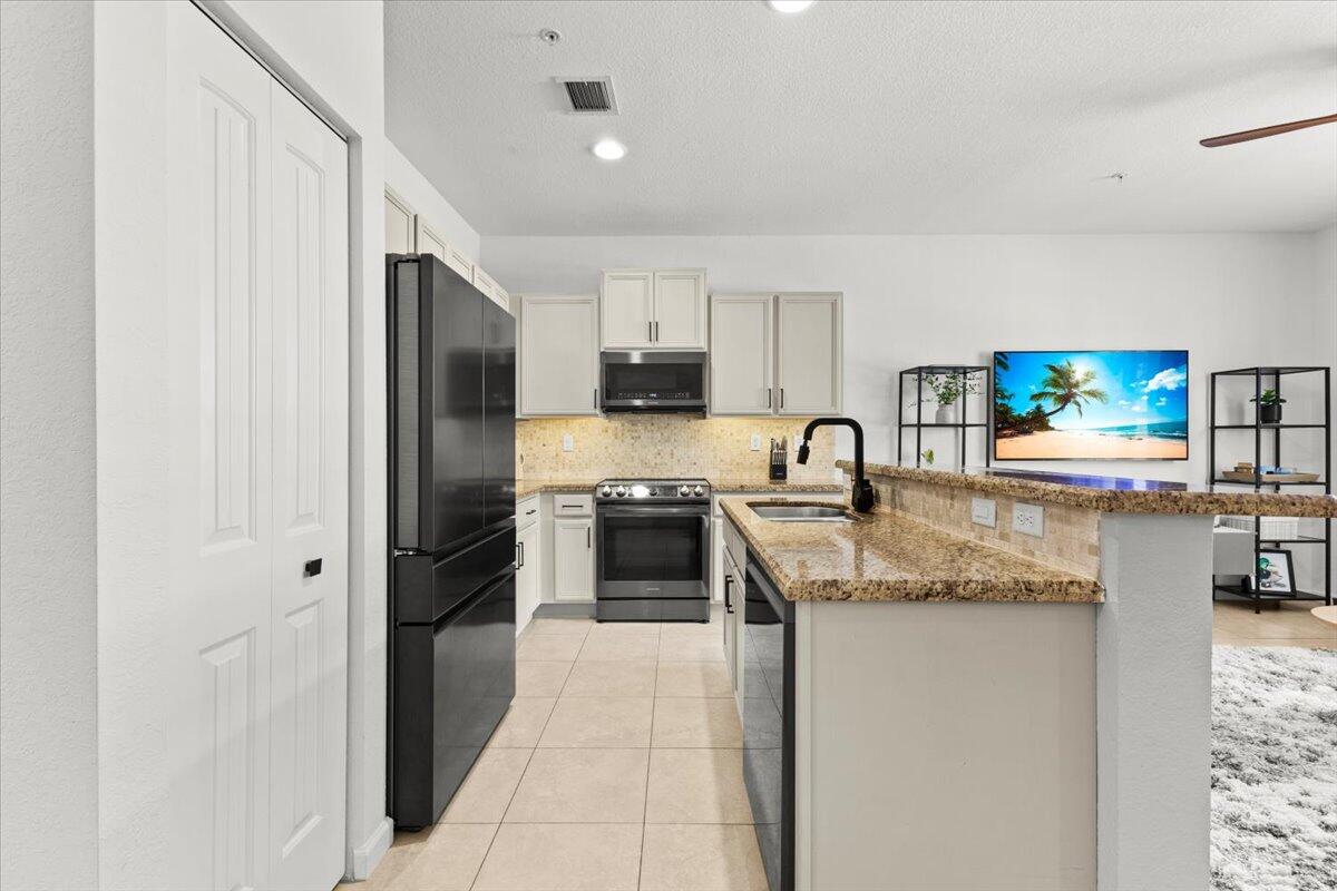 704 Southwest 2nd Avenue Pompano Beach, FL 33060 - Photo 4 of 34 04-424A0527