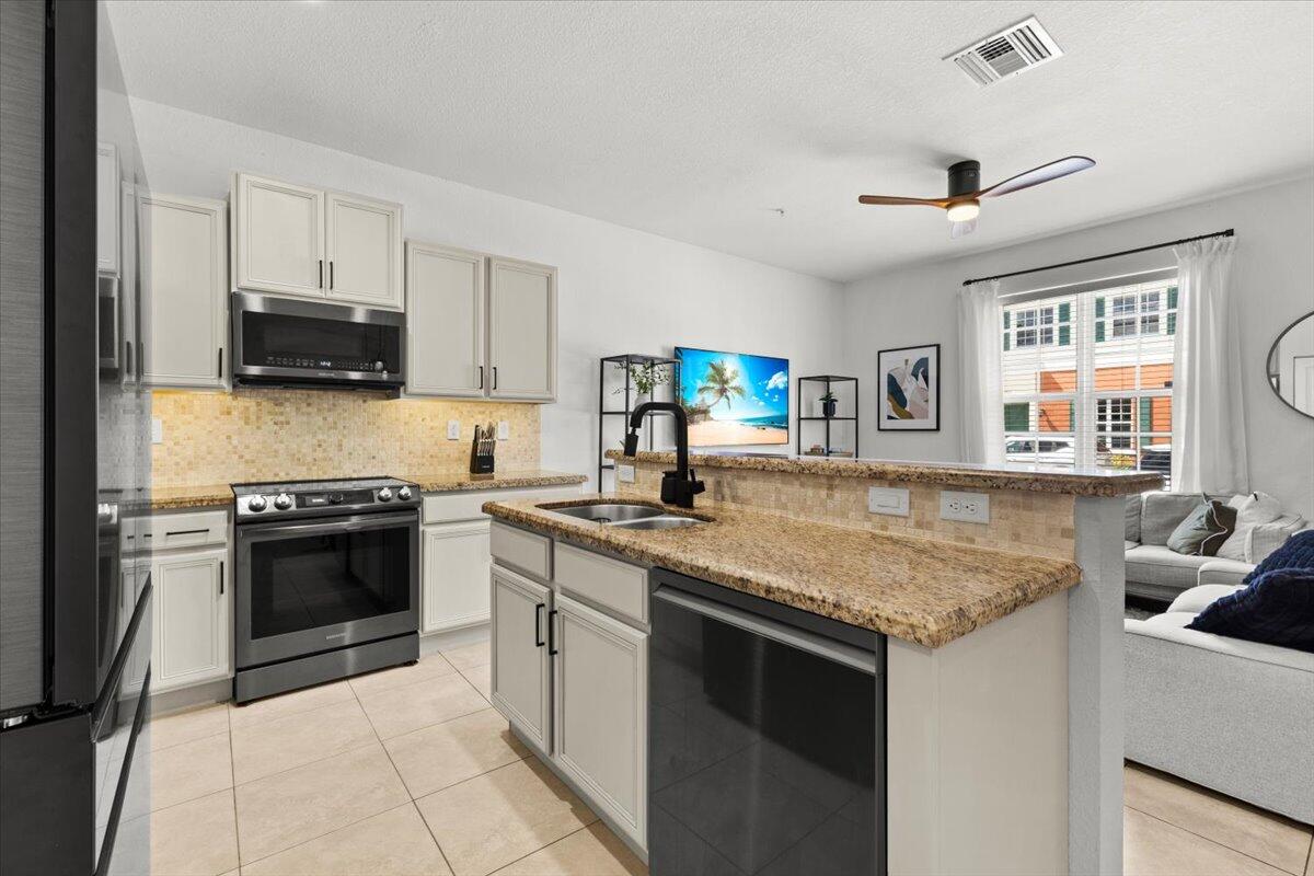 704 Southwest 2nd Avenue Pompano Beach, FL 33060 - Photo 6 of 34 06-424A0532