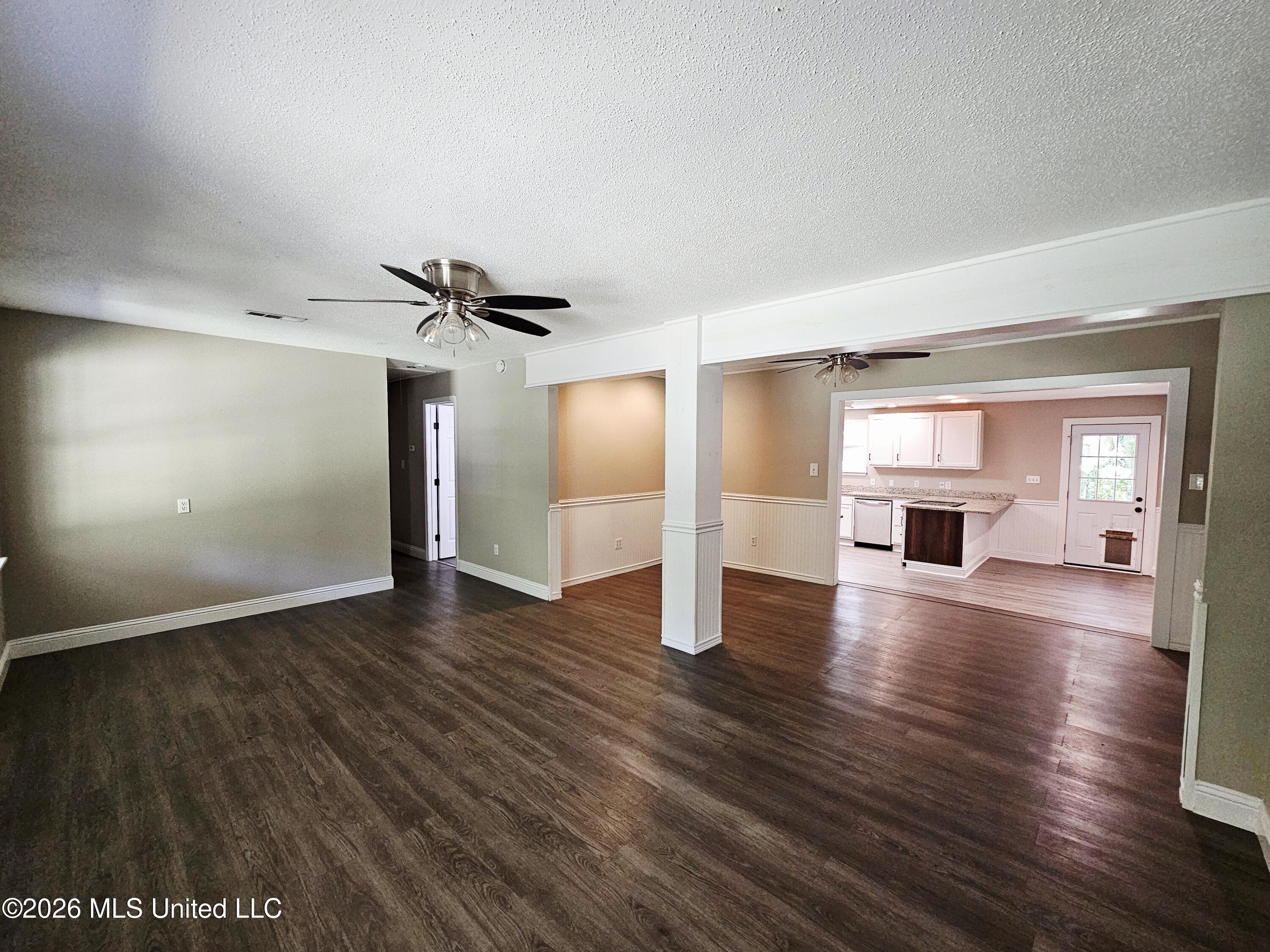 23415 Indian Ridge Road Picayune, MS 39466 - Photo 6 of 35 Living room