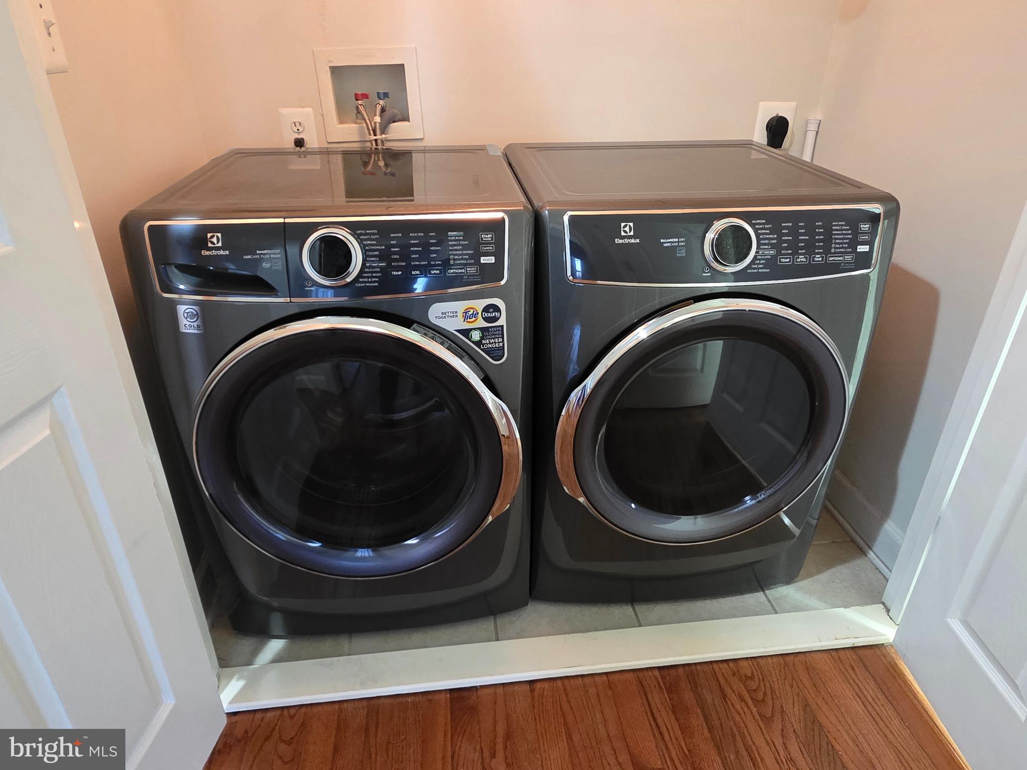 9249 Laurel Ridge Crossing Road Lorton, VA 22079 - Photo 12 of 38 a utility room with dryer and washer
