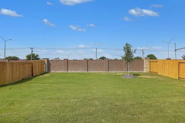 a view of a backyard