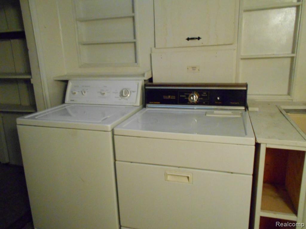 15749 Selwyn Road Southgate, MI 48195 - Photo 19 of 20 washer and dryer.jpg
