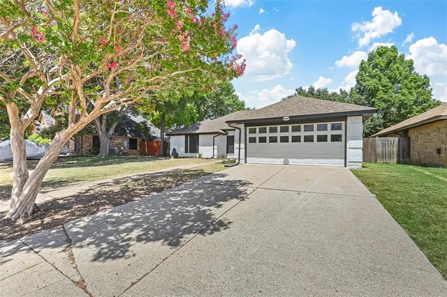 a view of house with a yard