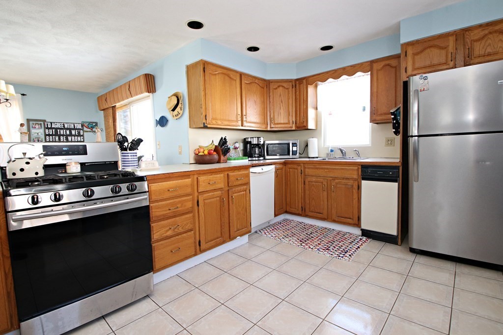 21 Dustin Street Saugus, MA 01906 - Photo 8 of 26 Gallery Image 8