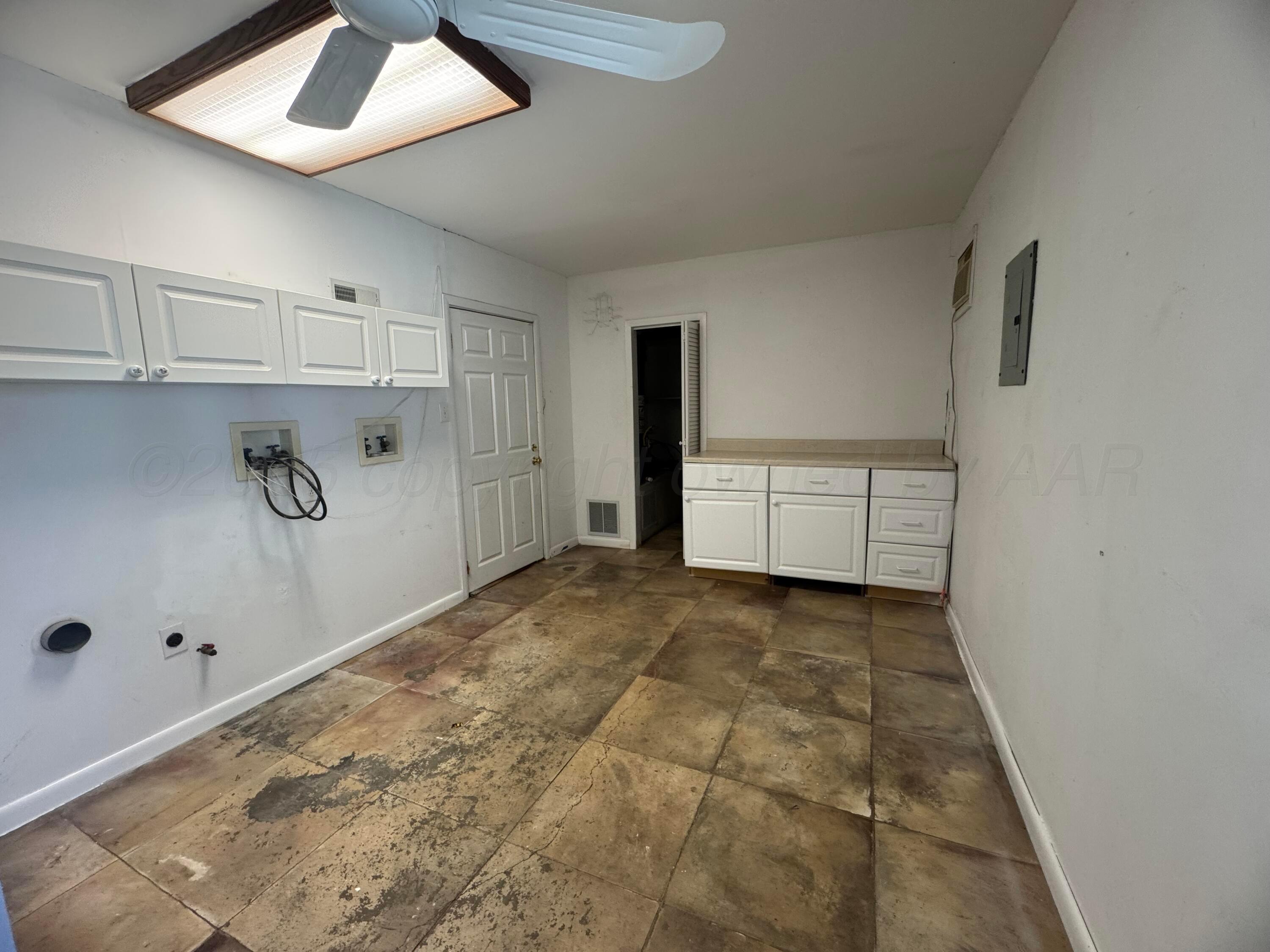 5112 Arden Road Amarillo, TX 79110 - Photo 28 of 28 a view of a livingroom with a washer and dryer