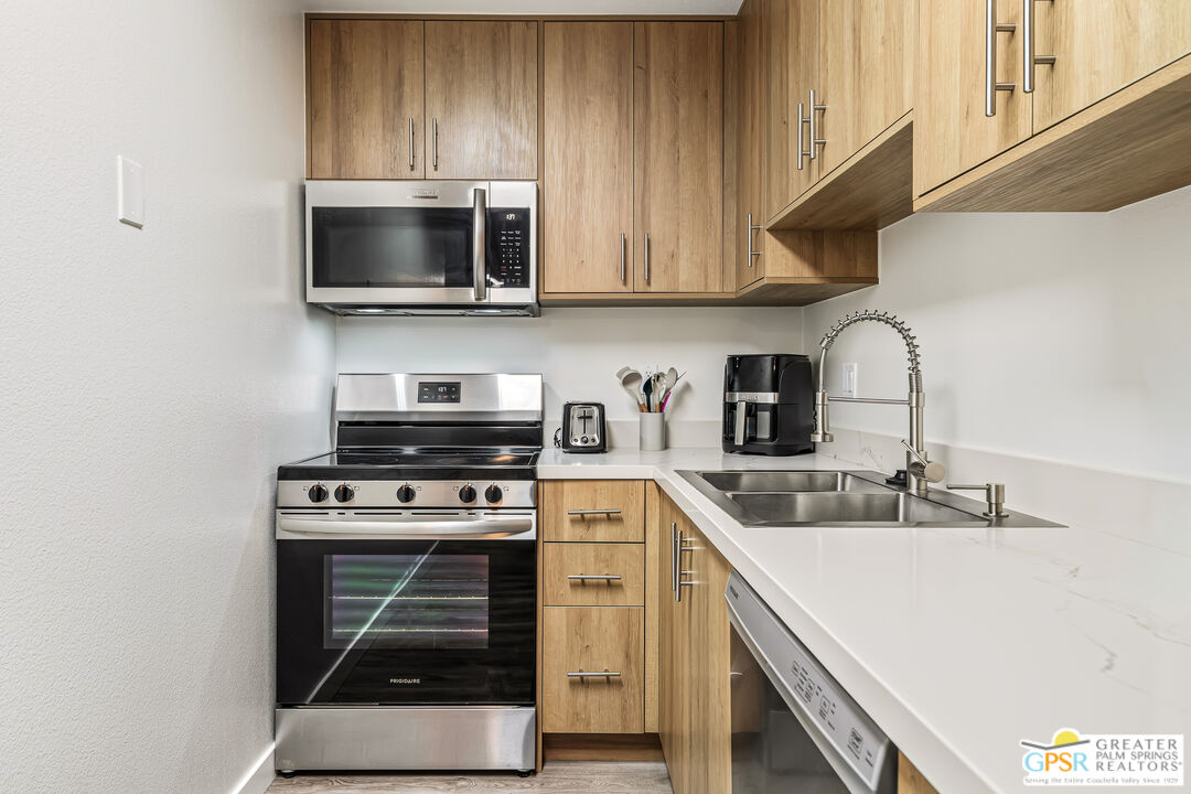 2875 North Los Felices Road, Unit 101 Palm Springs, CA 92262 - Photo 7 of 28