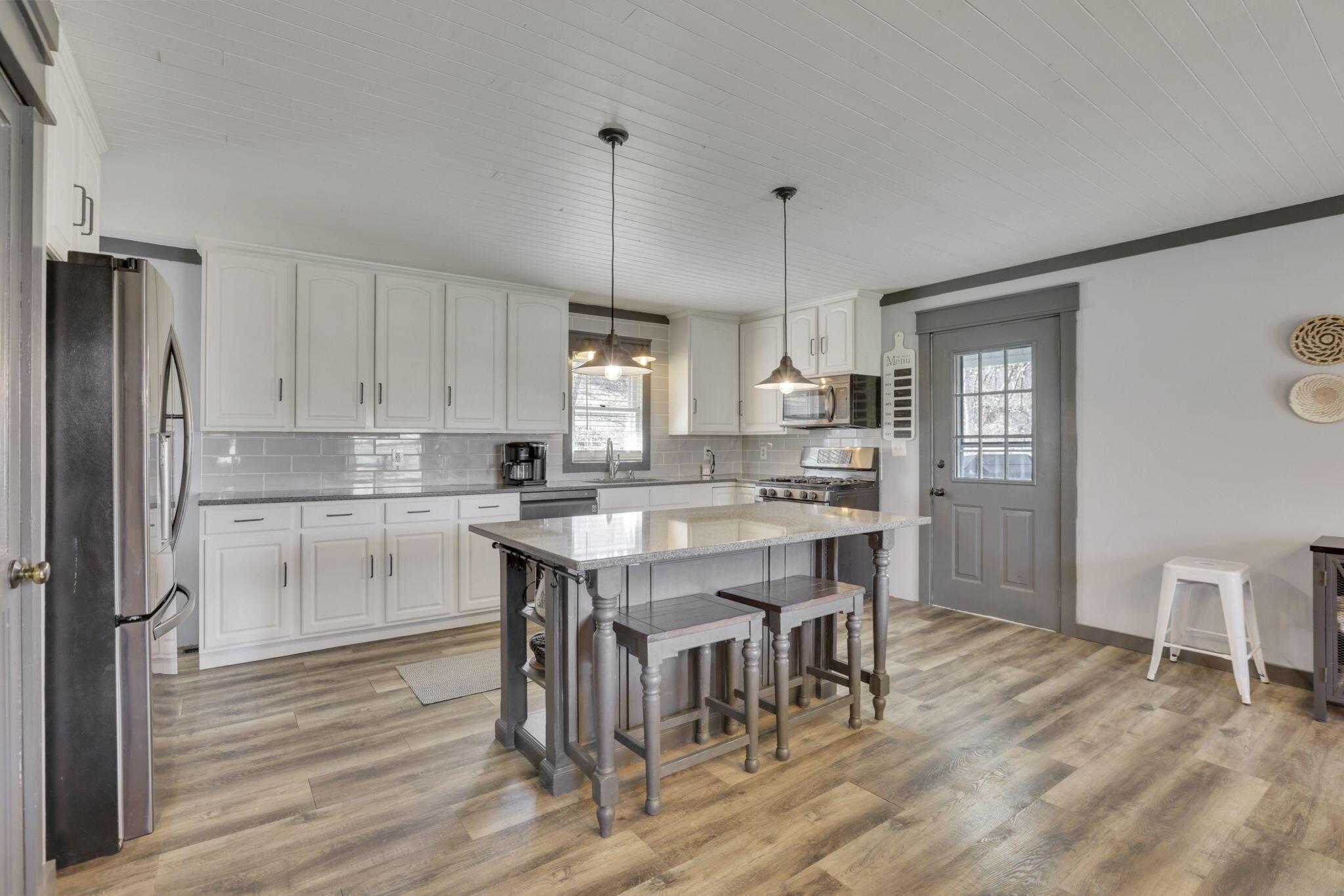 1881 Lake Road Southeast Lancaster, OH 43130 - Photo 13 of 50 Kitchen w/ Eat In Space
