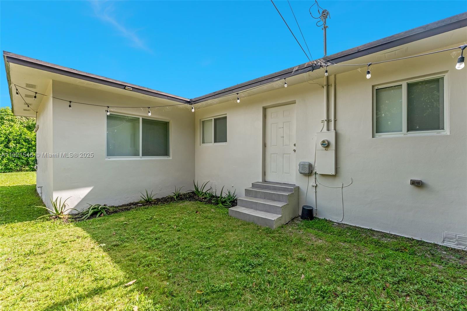195 Northwest 115th Street Miami, FL 33168 - Photo 22 of 29 a backyard of a house with table and chairs