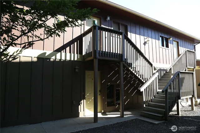 a view of entryway with a front door