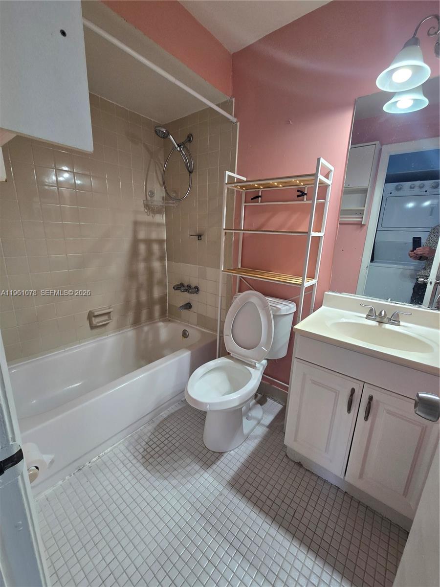 15454 Southwest 85th Lane, Unit 135 Miami, FL 33193 - Photo 13 of 17 a bathroom with a sink a toilet and a bathtub