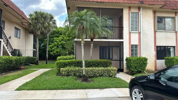 $349,999 | 331 Lakeview Drive, Unit 101, Weston, FL 33326