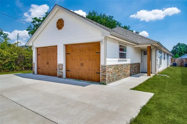 $1,400 | 614 East College Street, Sherman, TX 75090