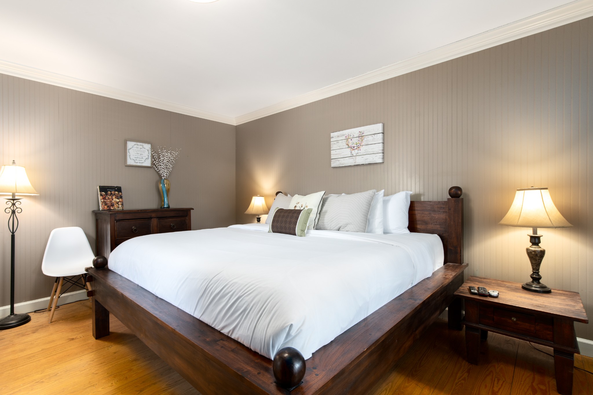 7515 Pewitt Road Franklin, TN 37064 - Photo 30 of 96 a bedroom with bed and a lamp with window