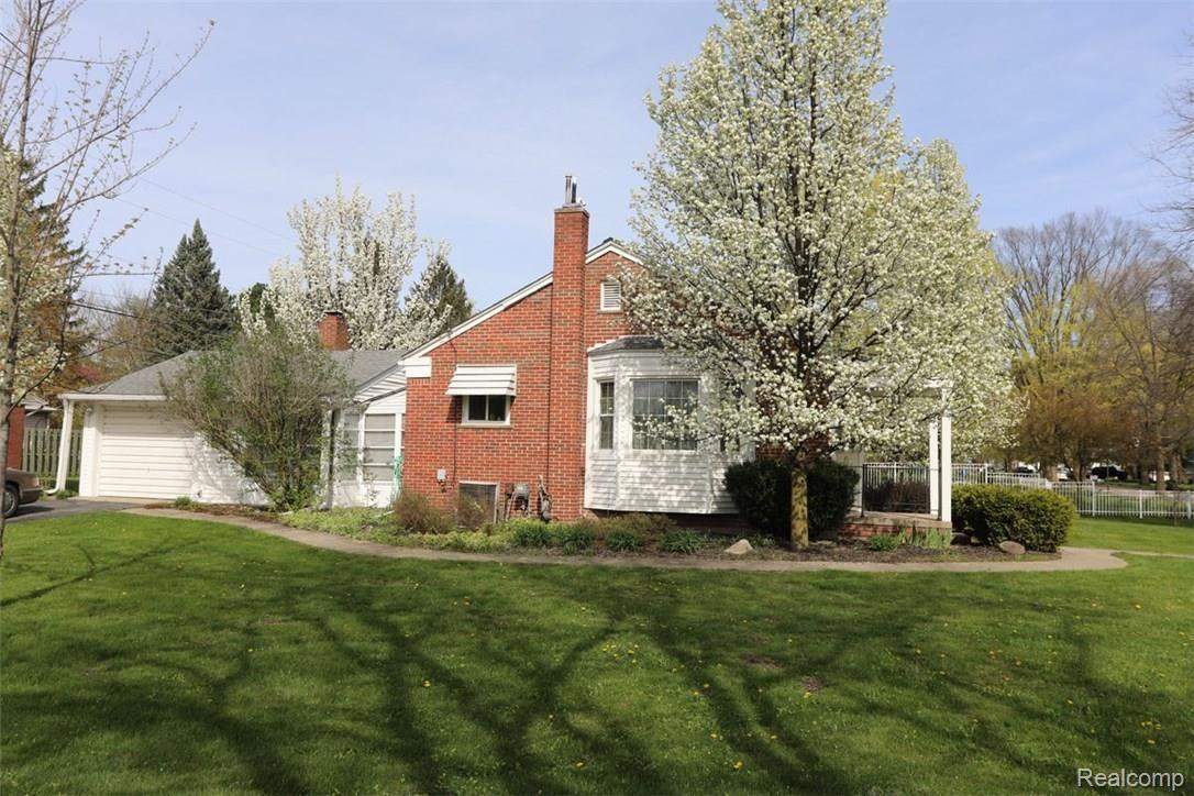 352 Riddle Street Howell, MI 48843 - Photo 3 of 26 Riddle side.jpg