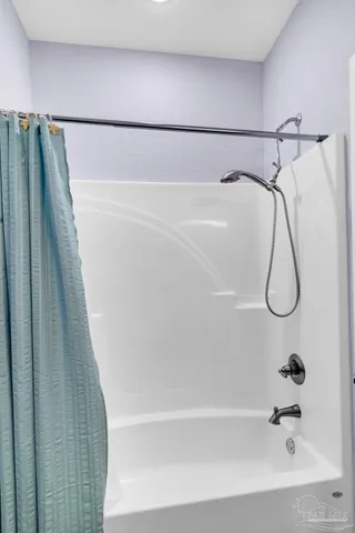 a view of a house with yard and roof