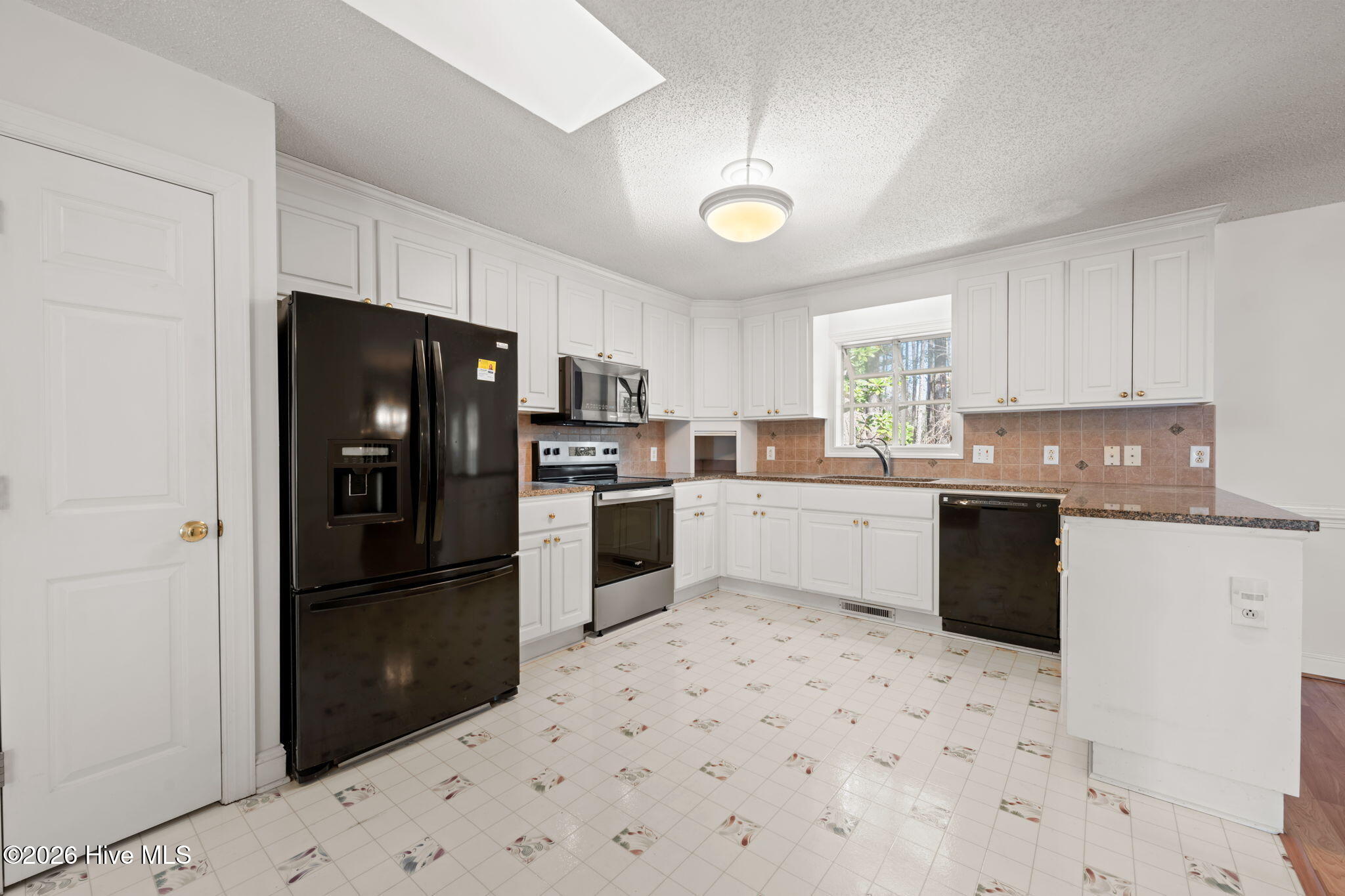 205 Dobbs Spaight Road New Bern, NC 28562 - Photo 17 of 49 Large kitchen