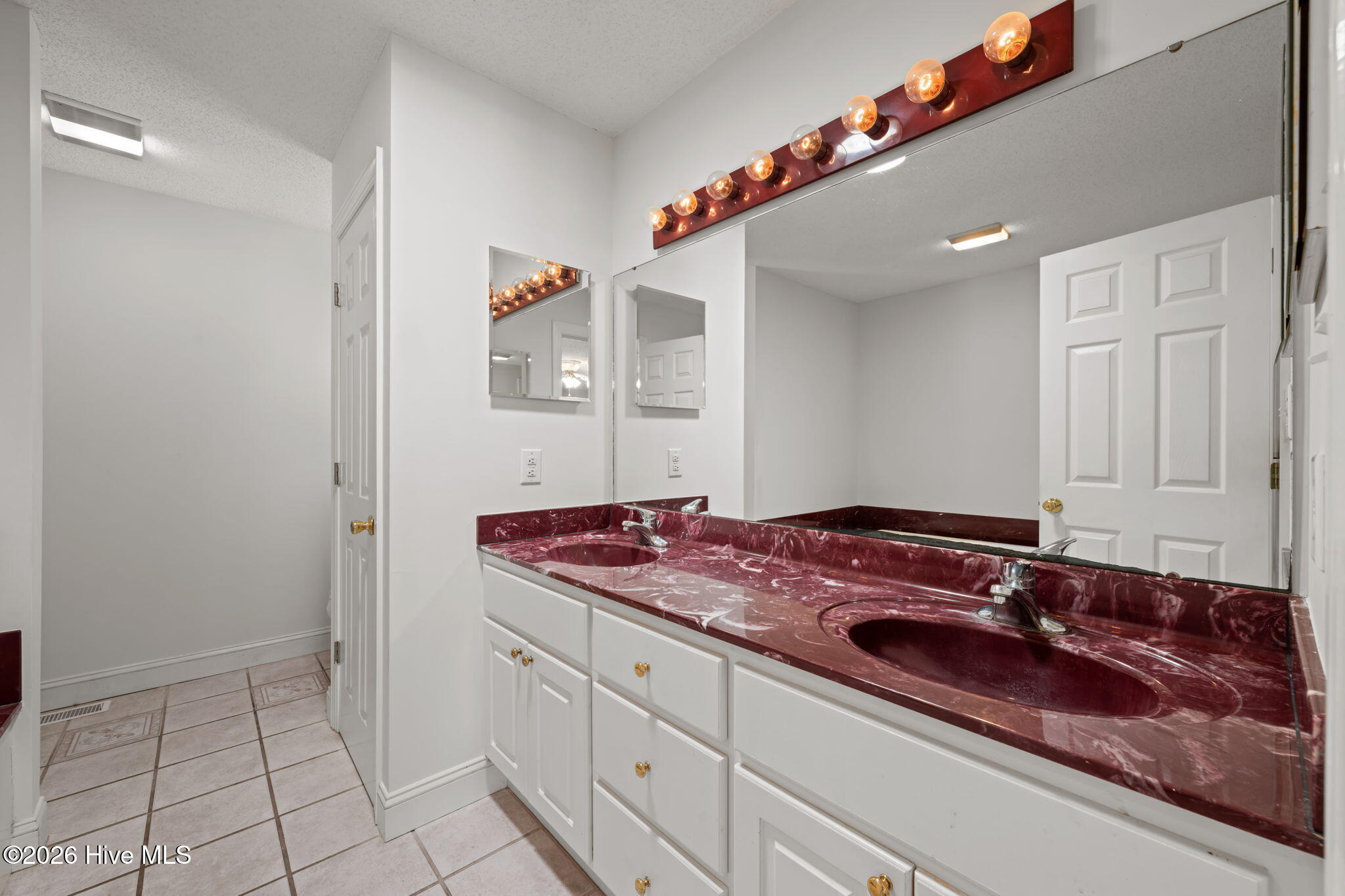 205 Dobbs Spaight Road New Bern, NC 28562 - Photo 29 of 49 Primary barthroom