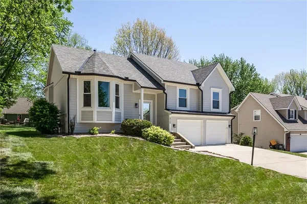 $379,900 | 828 South Valley Drive, Lansing, KS 66043