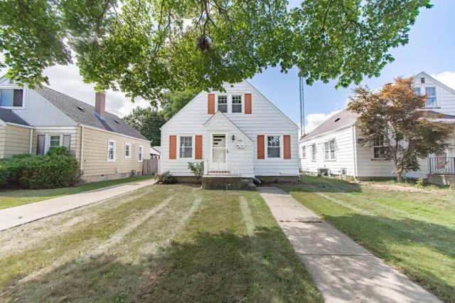 $2,100 | 7208 33rd Avenue, Kenosha, WI 53142