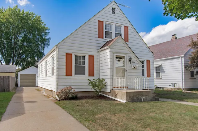 $2,100 | 7208 33rd Avenue, Kenosha, WI 53142